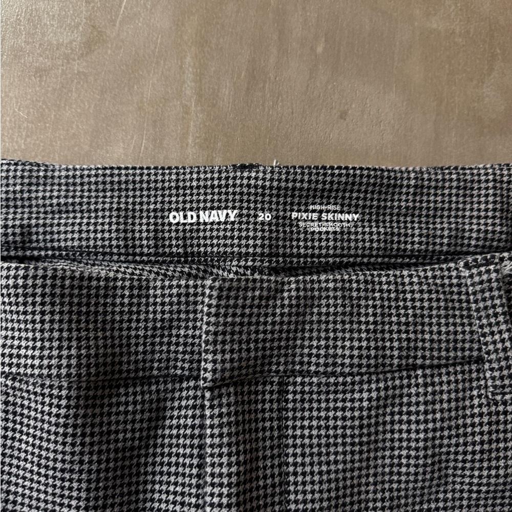 Old Navy Black and White Houndstooth Pixie Skinny Pants